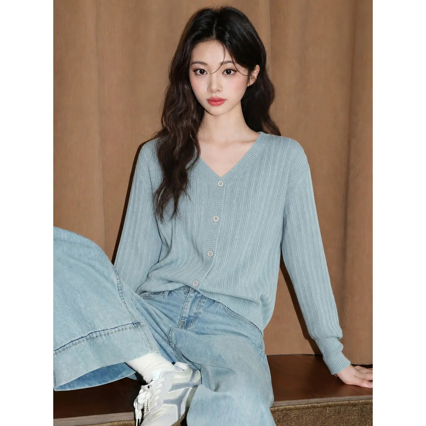 The design feels foggy, blue and slim. Cashmere knit cardigan is light and familiar, and the niche doesn't hit the top.