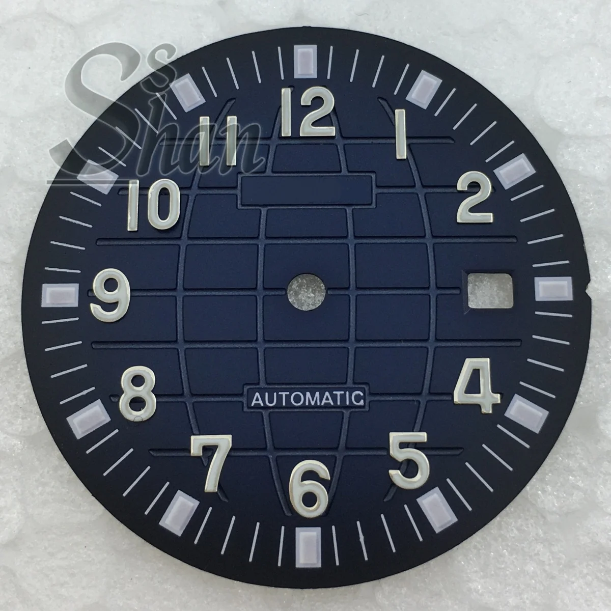 Tarcza zegarka NH35 31,5 mm jest czarno-niebiesko-zielono-brązowo-szara z okienkiem daty w stylu granatu NH35