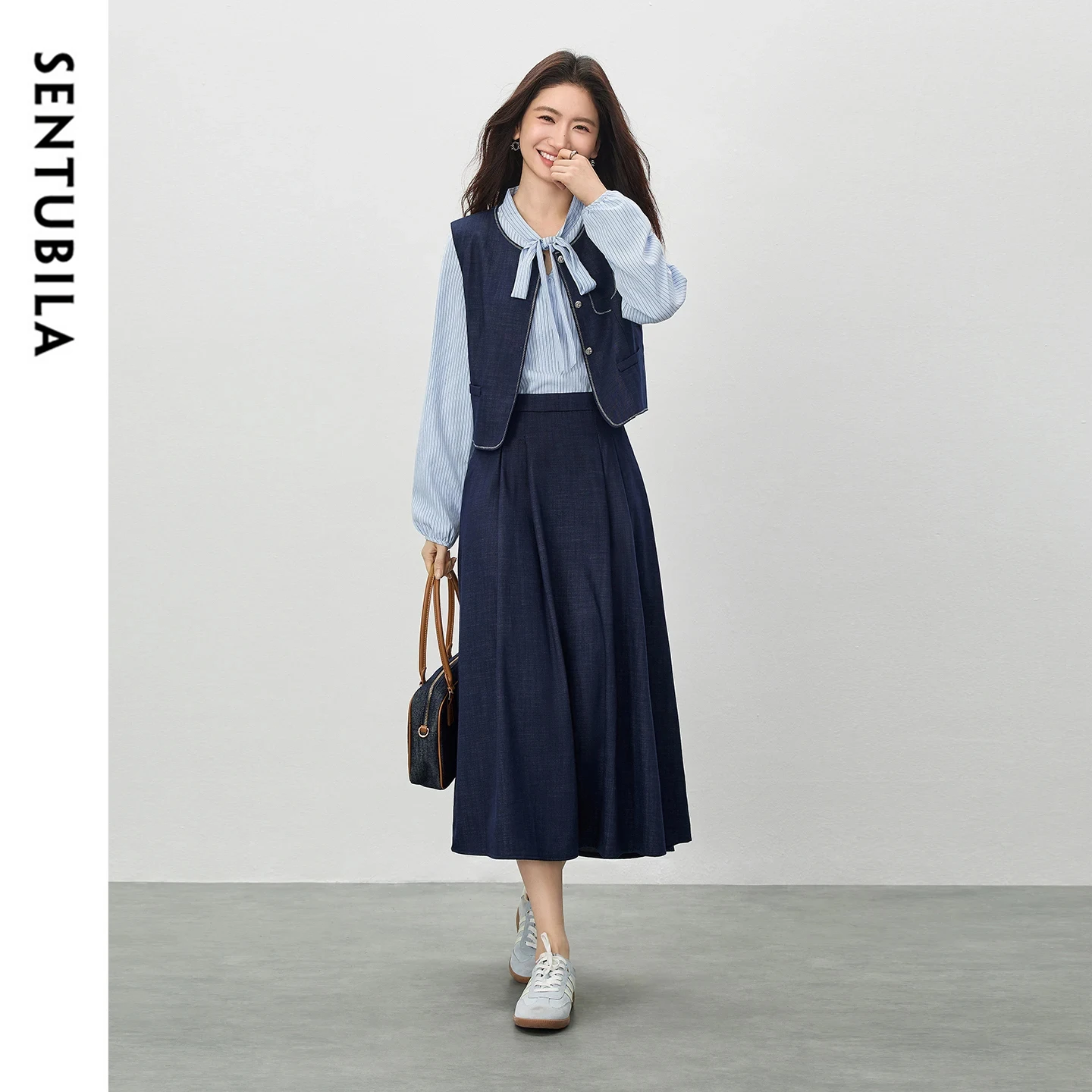 

Женский офисный комплект-тройка SENTUBILA: новинка весны 2026 – полосатая рубашка с завязками на воротнике, жилет с круглым вырезом и юбка-миди А-силуэта W61ZA6866