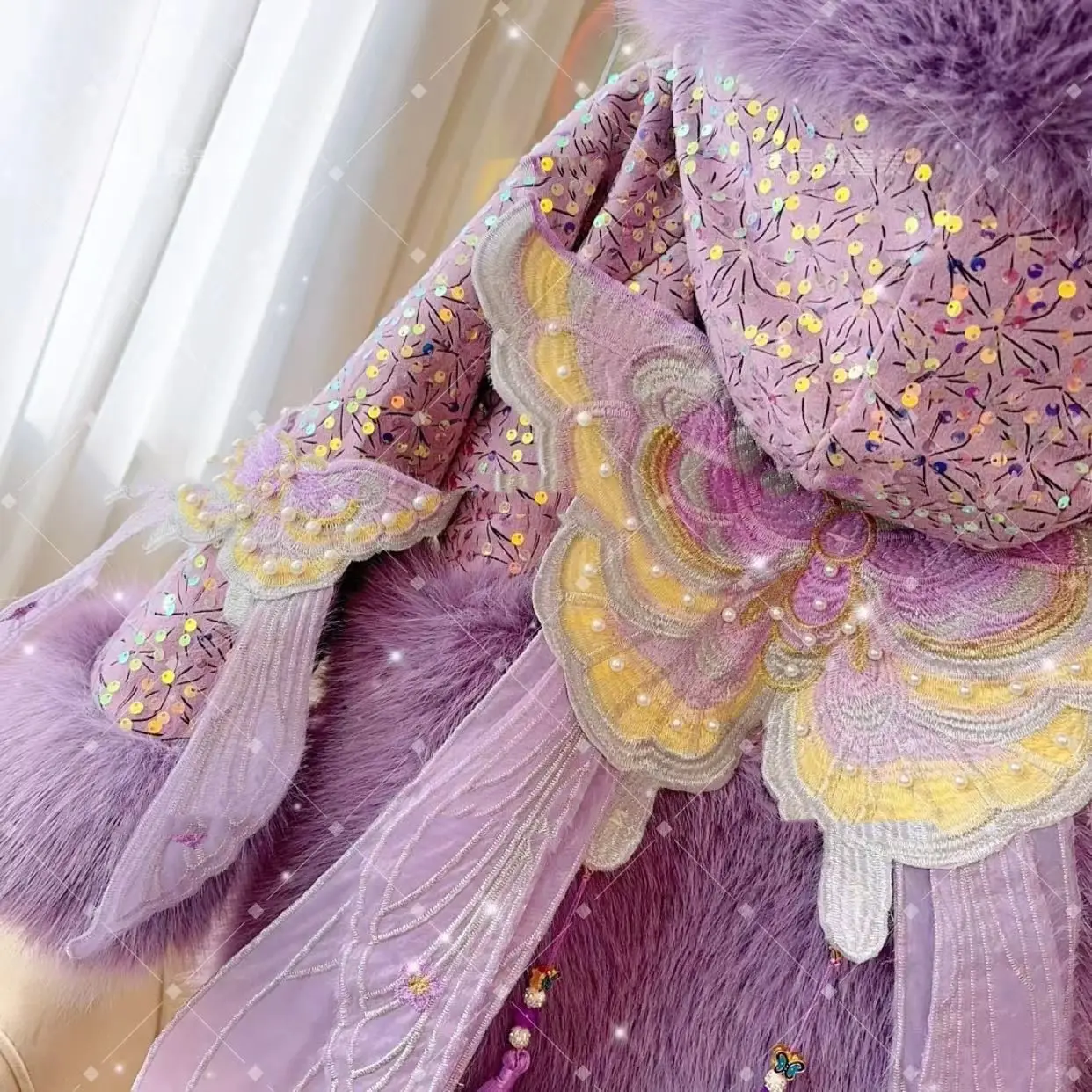 معطف شتوي لطيف على شكل فراشة لامعة دافئ بالإضافة إلى سترة سميكة من القطن المخملي للفتيات ملابس غير رسمية من الفرو الاصطناعي ملابس خارجية للثلج