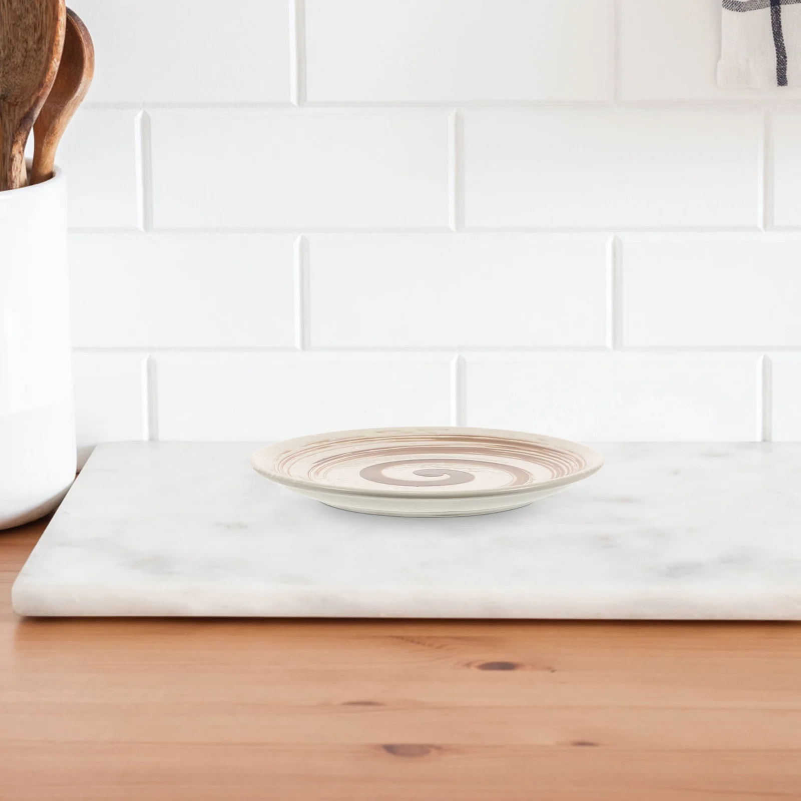 

Spiral Pattern Ceramic Plate Fine Craftsmanship Smooth Surface Easy Clean Food Display Tray for Home Bar Dining