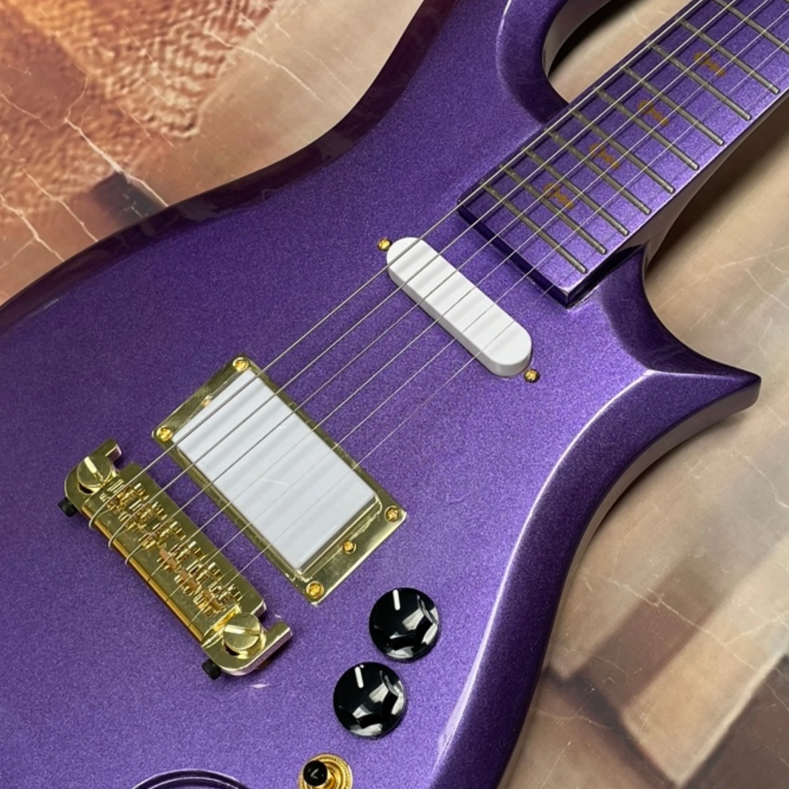 Purple 6-string electric guitar,mahogany body spiral grain design at the bottom guitars,unique and stylish appearance guitarra