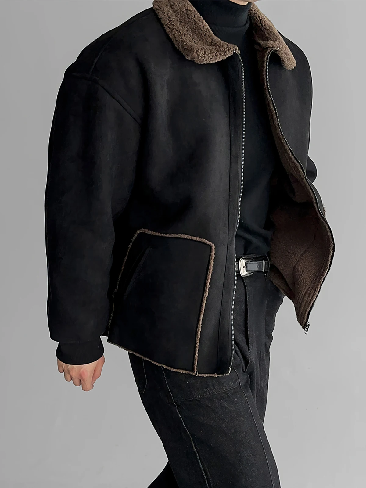 เสื้อพาร์กาผู้ชายแฟชั่นหนา รุ่นใหม่ ฤดูหนาว 2025 กระเป๋าใหญ่ บุขนแกะ กันลม อุ่น แขนยาว ทรงหลวม สไตล์เท่