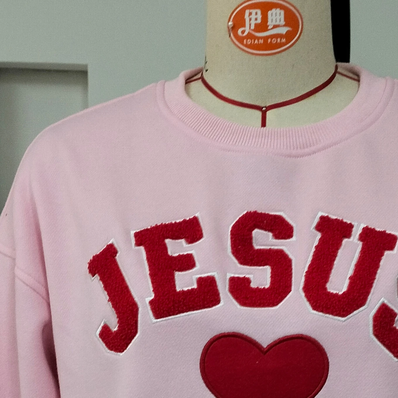 Christmas Sequins Embroidery Hoodies Women’s Sweatshirts Cute Print/Embroidery Long Sleeve Crew Neck Pullovers Oversized Tops