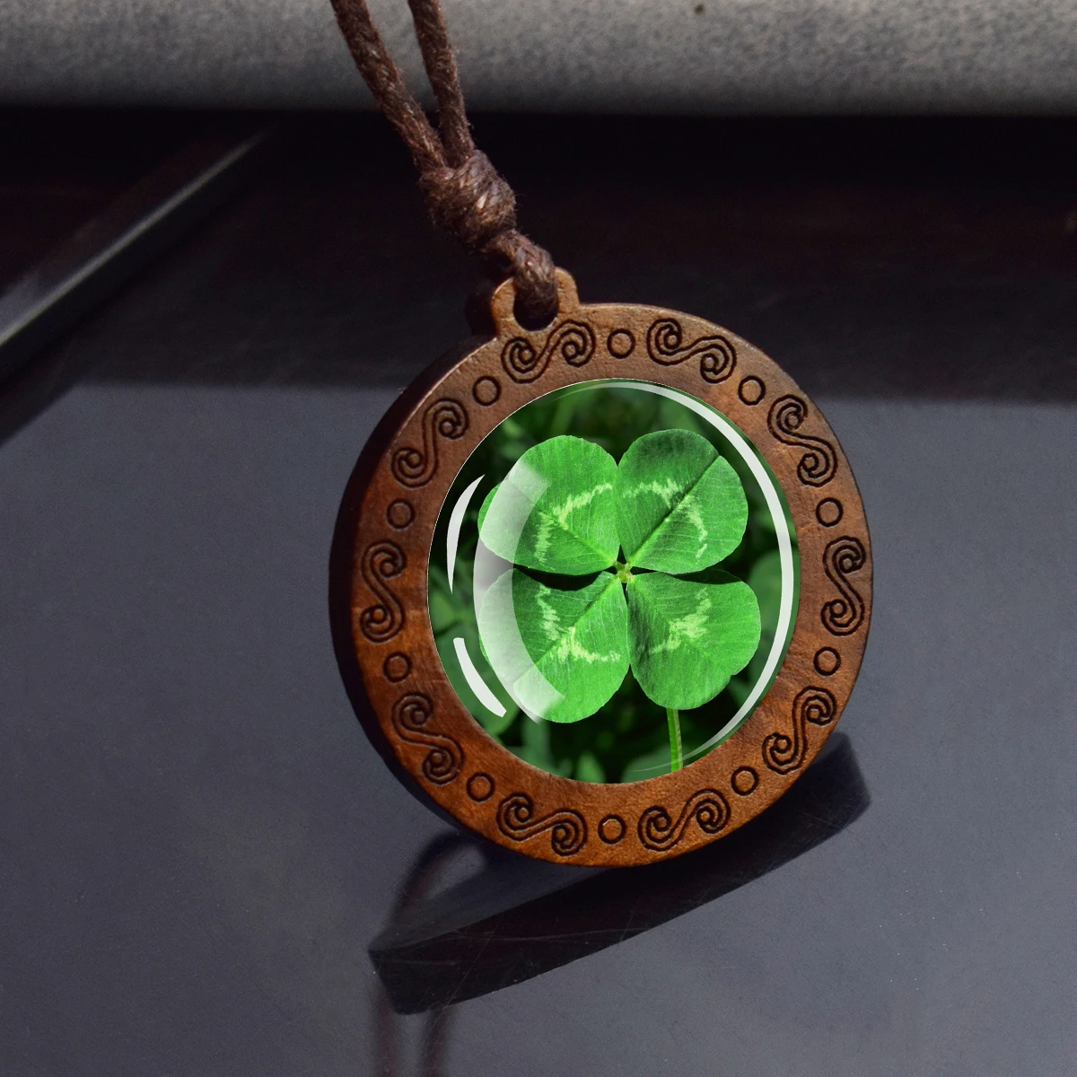 Shamrock collar de madera de trébol de la suerte, colgante de madera, collares de trébol de cuatro hojas, joyería de cabujón de vidrio hecha a mano, regalo para mujer