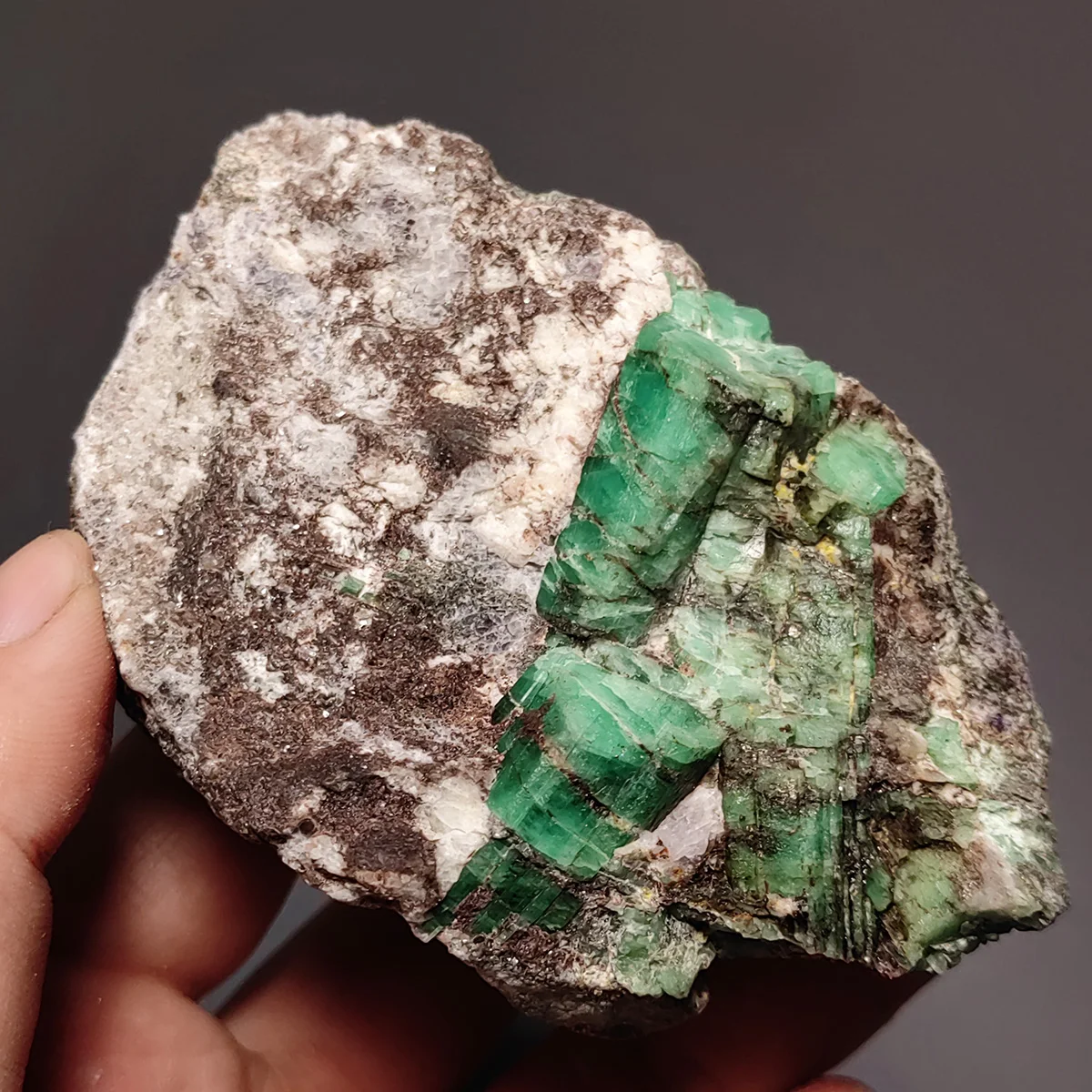 C0-2A 1PCS 100% Natural Green Emerald Mineral Gem-Grade Specimens Stones And Crystals Quartz Malipo Yunnan PROVINCE CHINA