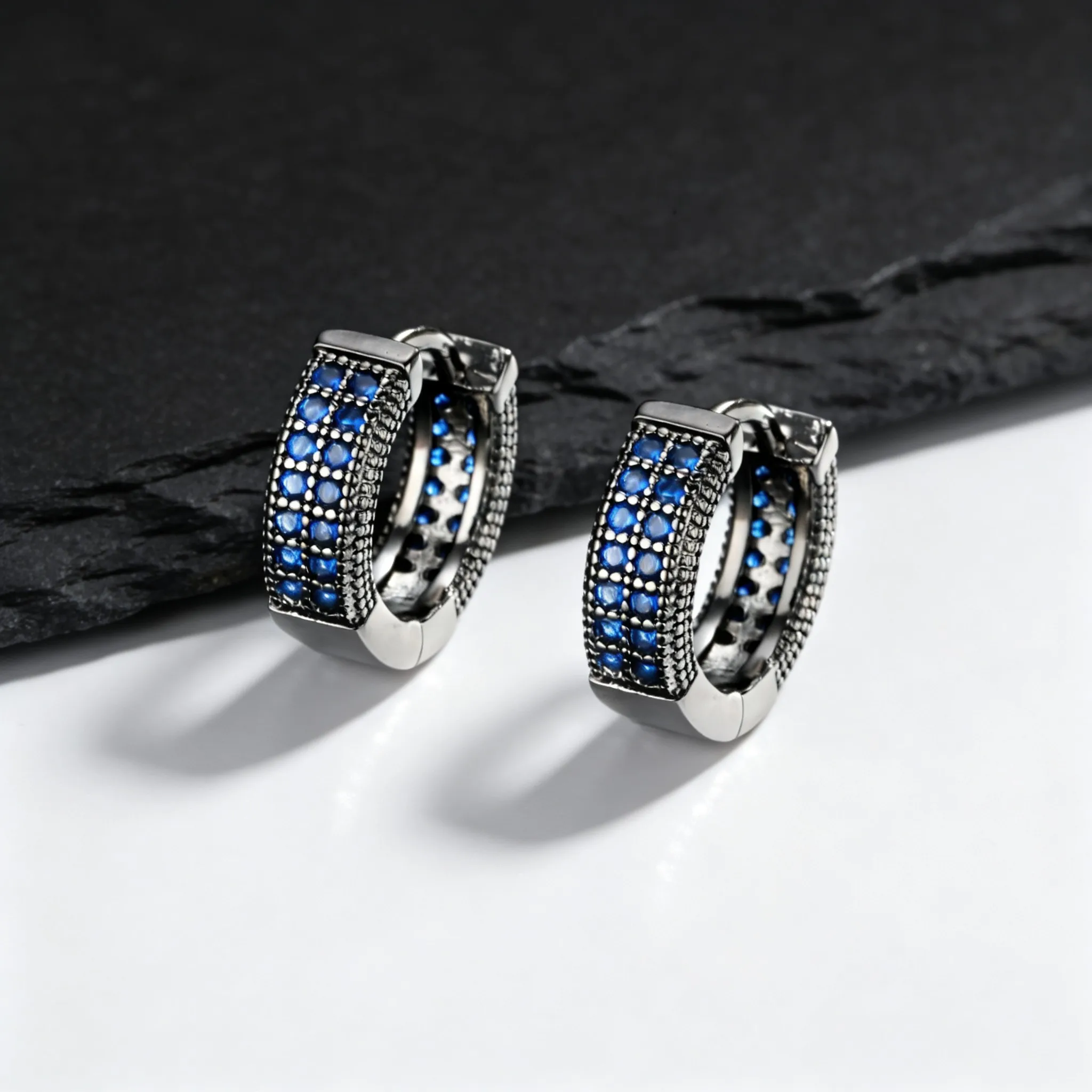 Hiphop Herren-Creolen, Weiß-Blauer Zirkon Schwarze Metall-Huggies, Trendiger Punk-Schmuck Geschenk – Detail 2