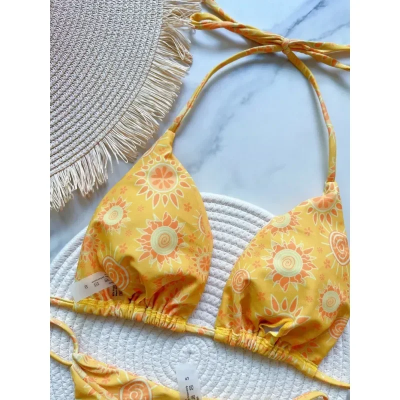 Traje de baño para mujer, conjunto de Bikini brasileño con estampado amarillo, traje de baño Sexy con Tanga, traje de baño de dos piezas con cuello Halter, ropa de playa 2024
