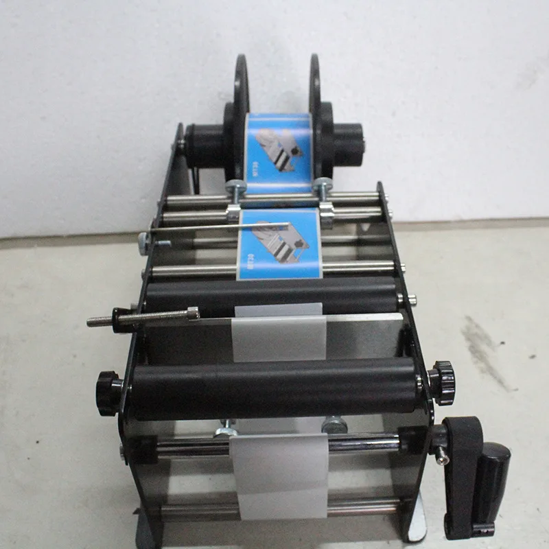 Manual labeling machine Small hand-cranked round bottle semi-automatic transparent labeling machine