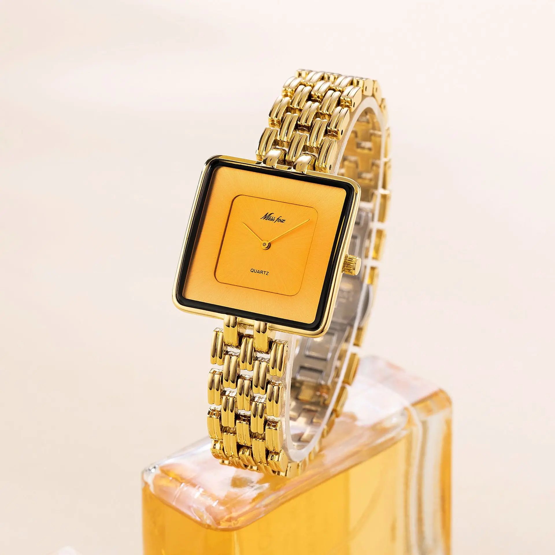 Reloj de tendencia caliente con esfera grande simple, cuarzo cuadrado dorado negro para mujeres y hombres, correa de acero, resistente al agua para mujeres y reloj