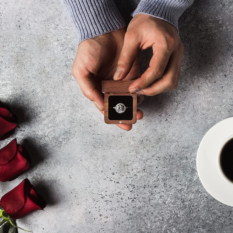 CUSTOM วอลนัทไม้กล่องแหวน Handcrafted ผู้ถือแหวนไม้ส่วนบุคคล MINI เครื่องประดับสําหรับข้อเสนองานแต่งงาน