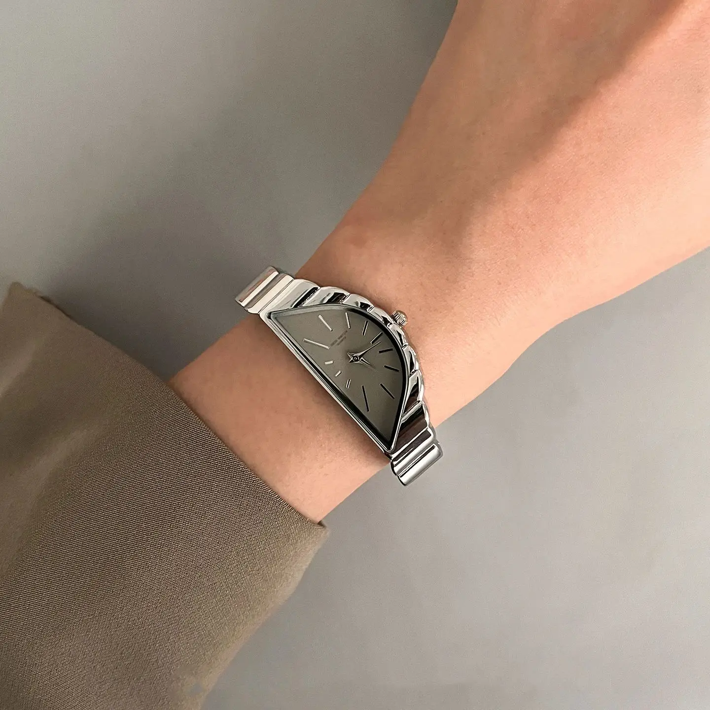 NEW Fashion Design Women's Watches Creative Half-Moon Dial Stainles Steel Quartz Authentic Watch Premium Women's Wristwatch Gift