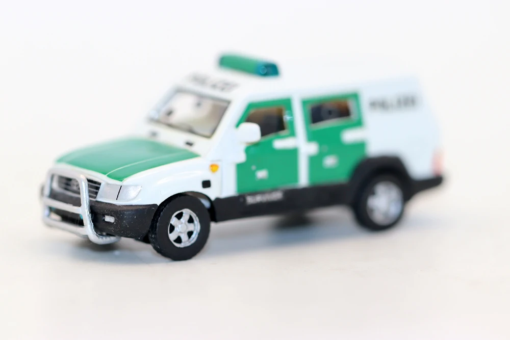 新しい1-87スケール-ランドクルーザー-サバイバー-ポリゼイ-suv-パトカー-hoスケール玩具-樹脂製シミュレーションモデル-コレクションギフト