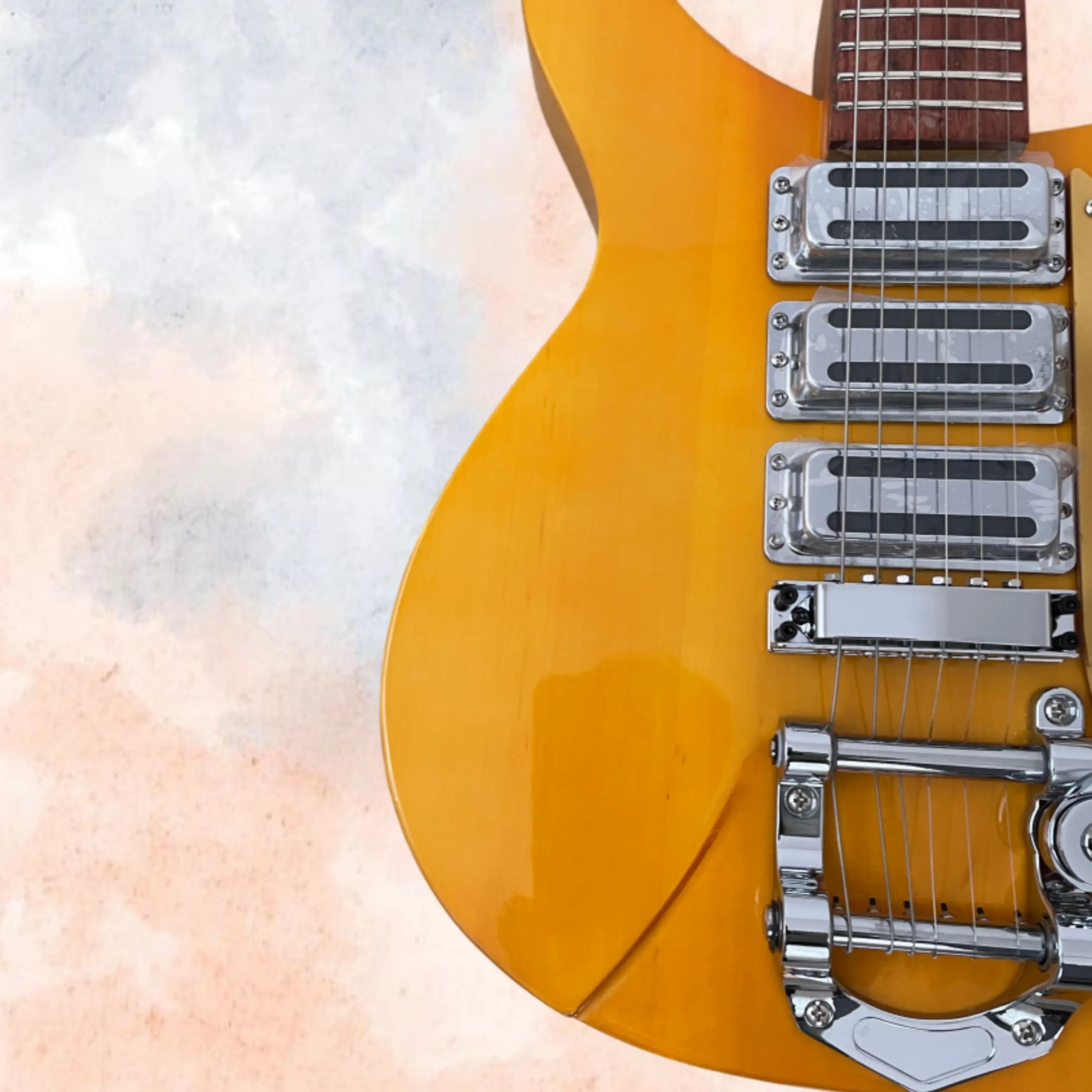6-String Solid-Body Electric Guitar, Amber Yellow Glossy Body, Gold Pickguard, Black Knobs Guitars, Retro-Style Guitarra