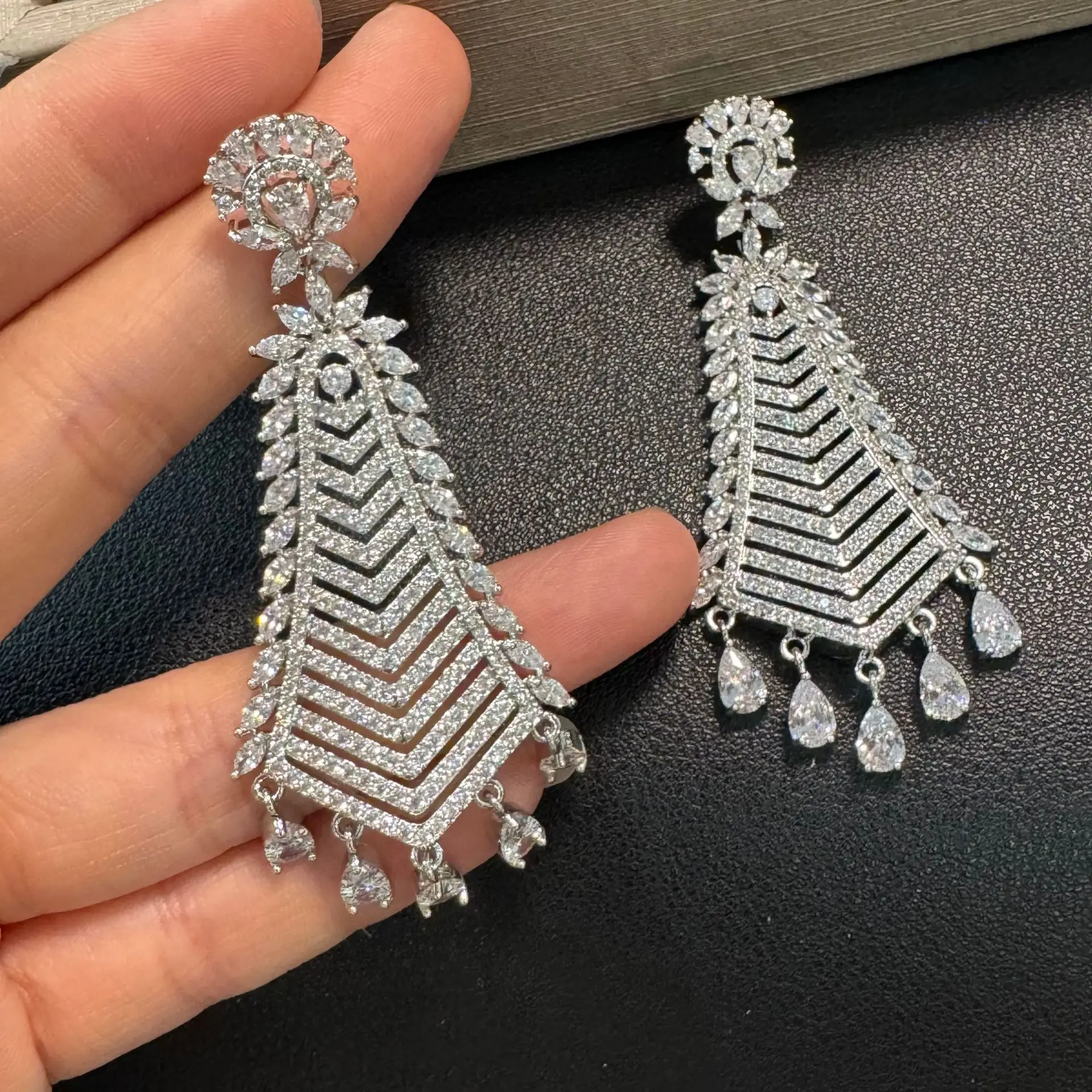 Sparkly Cubic Zirconia Dangle Earrings for Women Wedding Party Elegant Jewelry Gala Event Leaf Drop Earrings for Wedding
