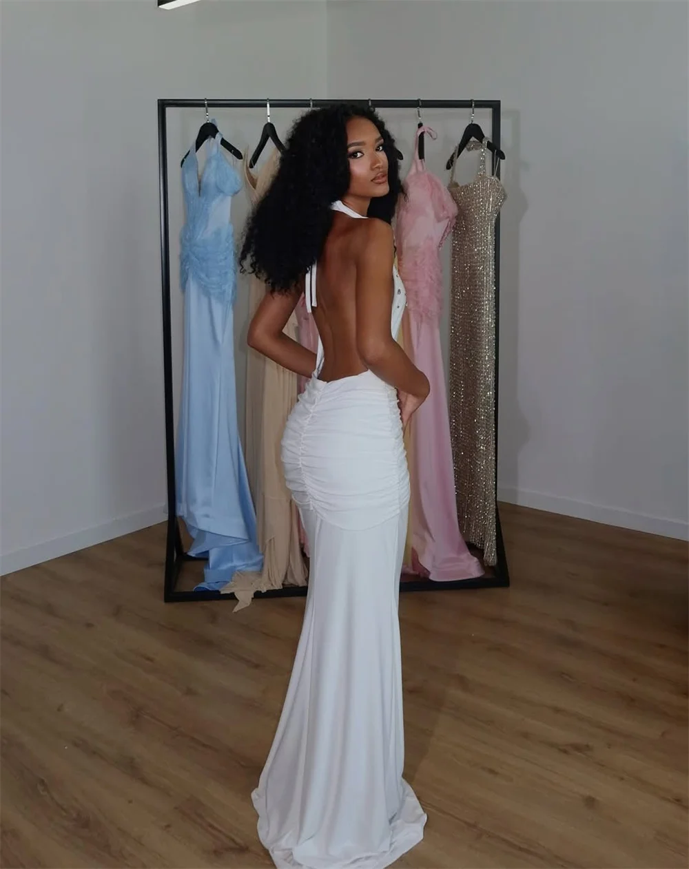 Mila-vestidos de graduación con cuello Halter y pliegues sin espalda, vestidos de noche formales personalizados blancos hasta el suelo sin mangas, vestidos de gala 2025