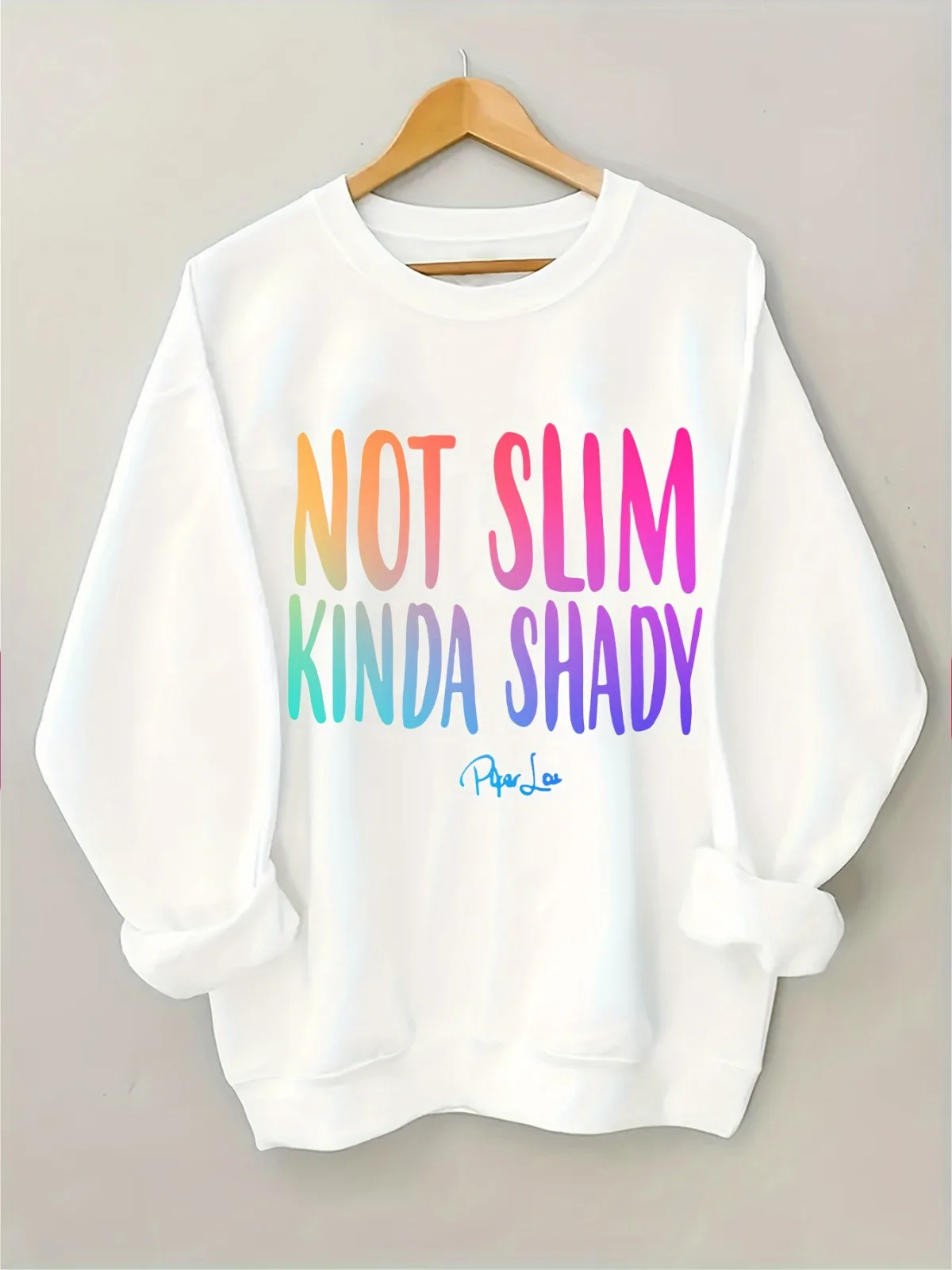 بلوفر نسائي كاجوال وعصري بنمط حروف ملونة مطبوع مريح برقبة دائرية مناسب لهدايا العطلات