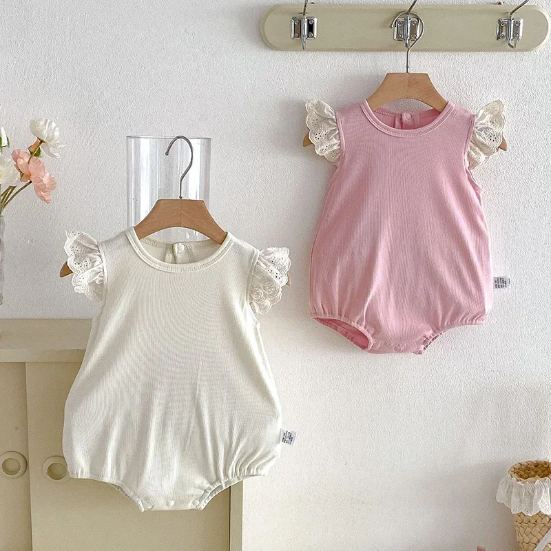 

Новые летние боди для девочек 2026 года: хлопковые комбинезоны с кружевными вставками и рукавами-крылышками для малышей 0-24 месяцев, детская одежда