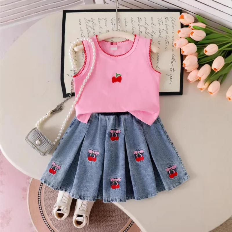 

2026Girls' sleeveless top with dog-tooth pattern design+Cherry Embroidered Pleated Denim Skirt Two-Piece Set