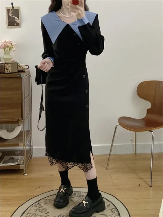 Sukienka damska z francuskim kołnierzykiem Piotrusia Pana, koronkowymi wstawkami, rozcięciem z boku, elegancka, czarna, unikatowe guziki, fason A-line, jesień.