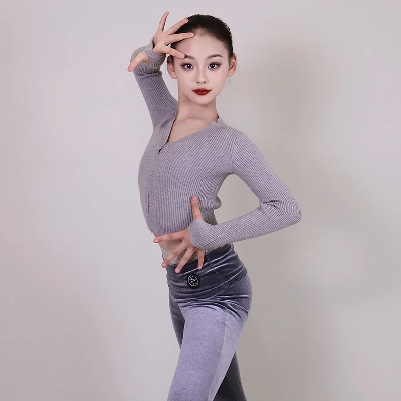 2025 أزياء ممارسة الرقص اللاتينية بلوزة برقبة على شكل حرف v دانتيل مخملي جرس قيعان السراويل تشاتشا ملابس تدريب الرقص للفتيات DQL12171