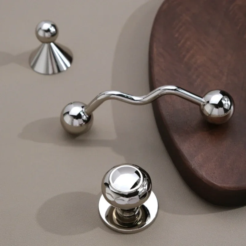 Tirador de un solo orificio de titanio plateado para gabinetes, armarios, tocadores y puertas, herraje minimalista para muebles