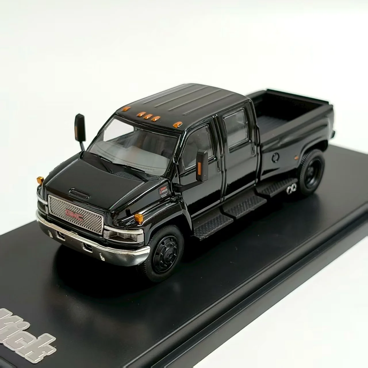 

Diecast GOC 1:64 Scale GMC Chevrolet Topkick American Pickup Alloy Car Model Collectible Toy Gift Souvenir Display Ornament