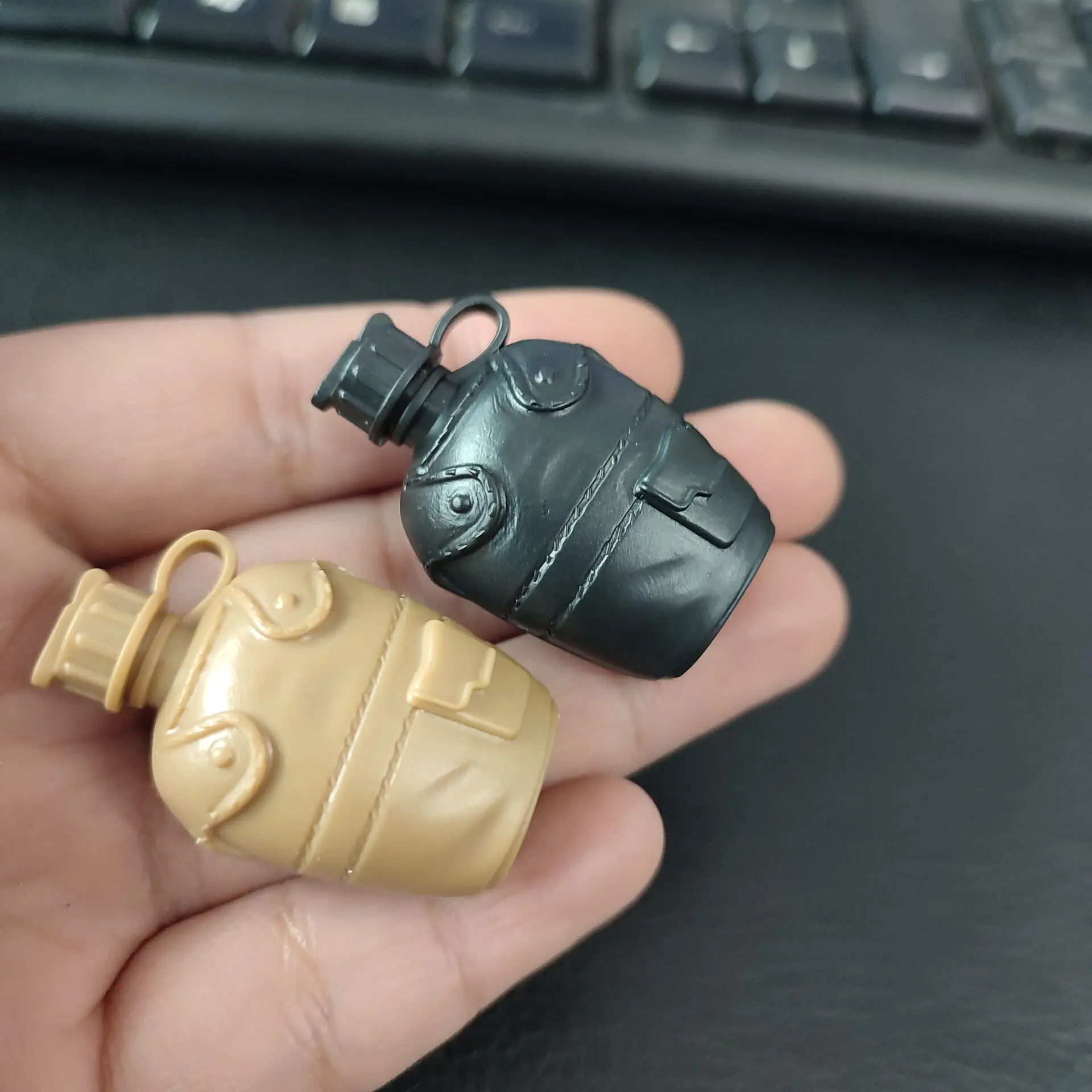 5PCS 1/6 Action Figure Accessories Soldier Kettle Model Spot and Mud/Black Plastic Can Not Be Unscrewed Random Color