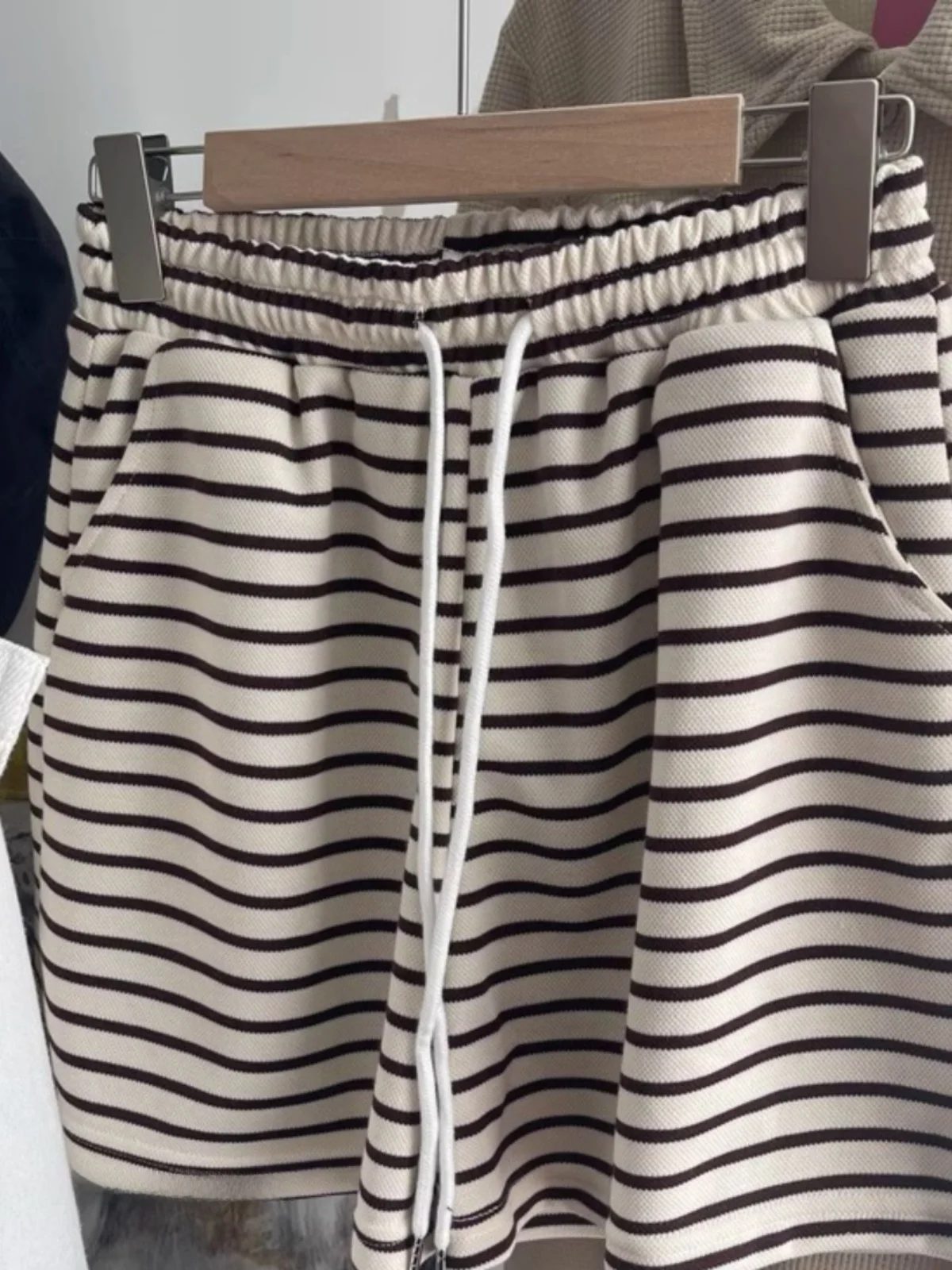 

Женские шорты больших размеров (до 300 фунтов), повседневные, спортивные, в полоску, летние, свободные, модные, утягивающие, с широкими штанинами, с высокой талией, в корейском стиле.