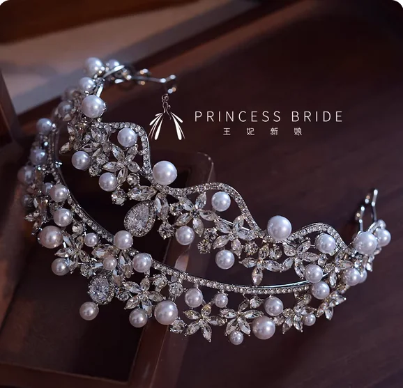 

Корона новой невесты имеет высокий смысл атмосферы и корона принцессы имеет красивое свадебное платье и изысканные волосы.