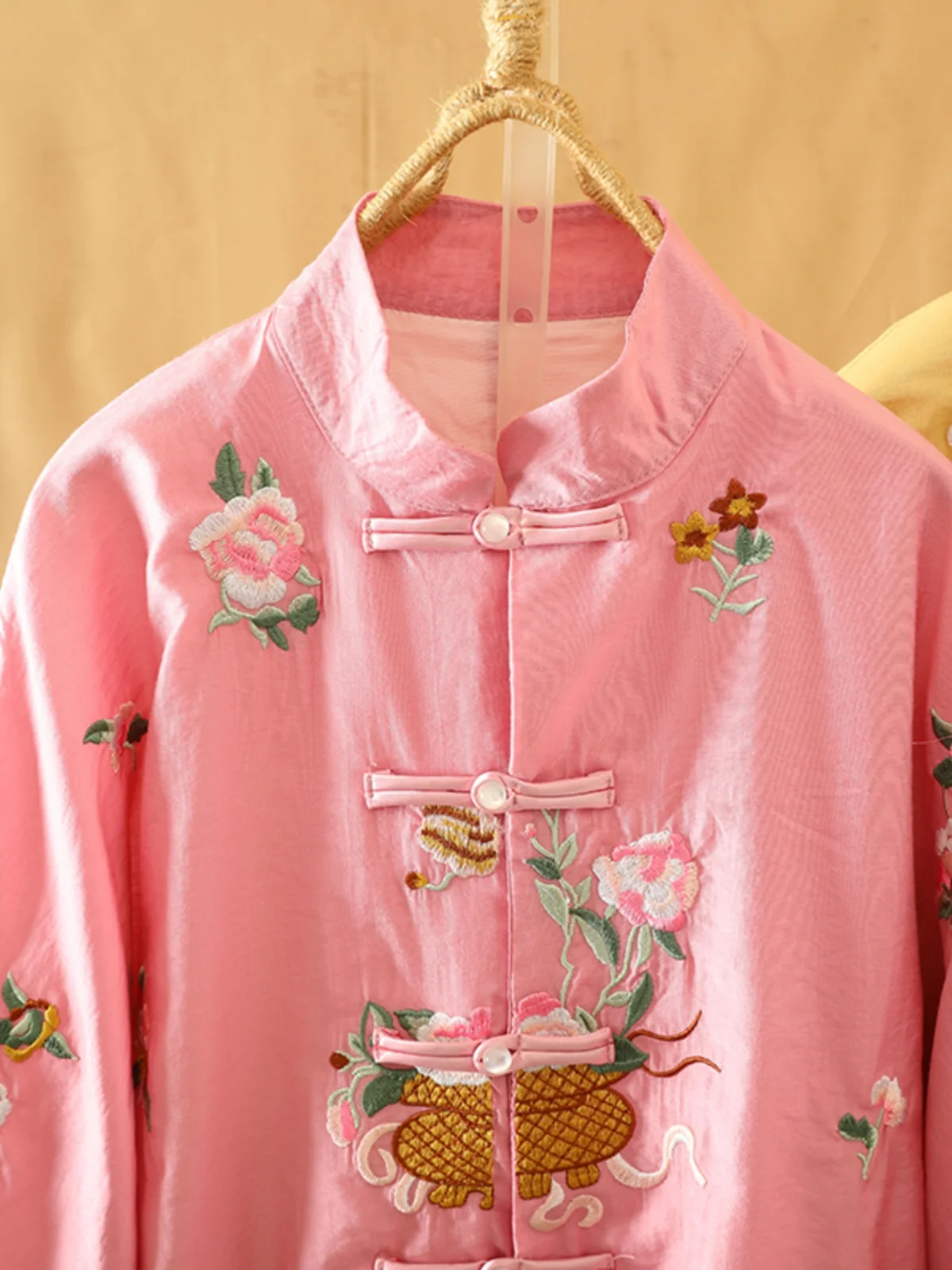 

Женский тонкий воротник-стойка в стиле ретро с цветочной вышивкой и пуговицами, шестиступенчатый Свек, утягивающий модифицированный костюм Тан, топ, летний