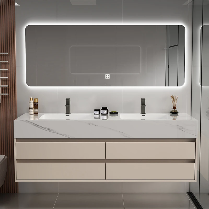 

Собранная двойная раковина для ванной комнаты с зеркалом для защиты от запотевания отеля.