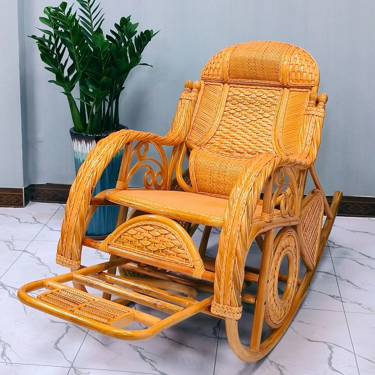 توفر الشركة المصنعة كراسي هزازة من الخيزران الحقيقي للبالغين وكبار السن لأثاث القيلولة المنزلية لغرفة النوم والشرفة