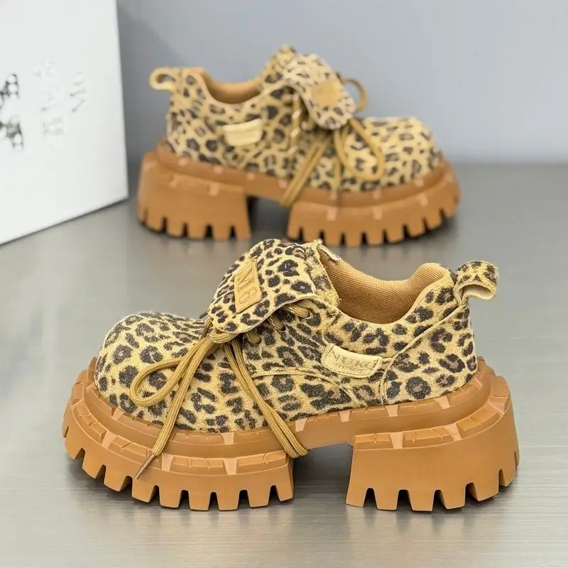 

2026, новые модные женские кроссовки на шнуровке с леопардовым принтом, массивные кроссовки из натуральной коровьей замши, роскошная обувь на платформе, повседневная прогулочная обувь