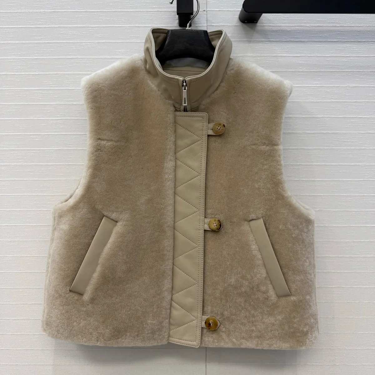 High Quality Women Furry Stand Collar Vest Sleeveless Warm Outerwear With Leather Splicing Placket lyt2610765