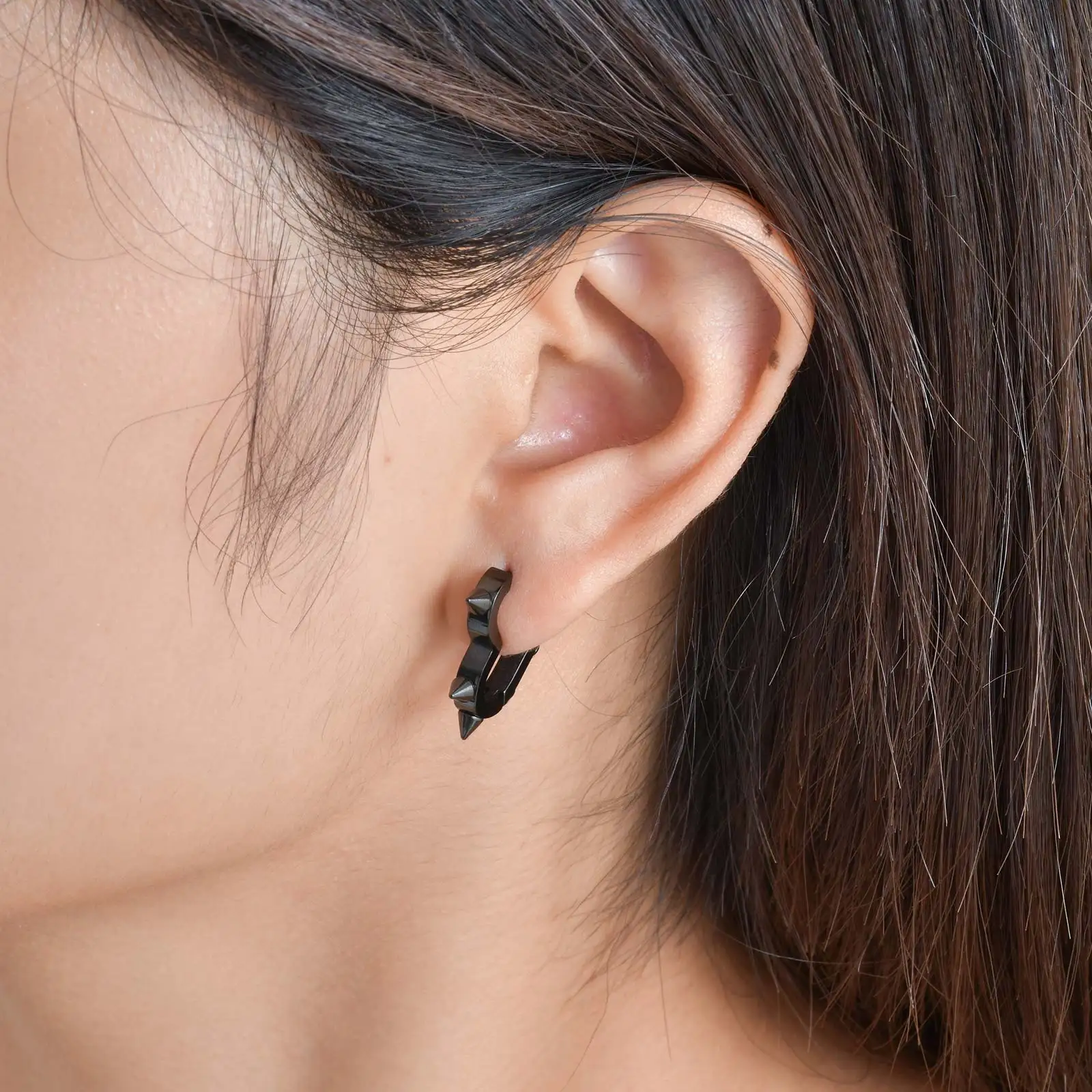 Kreative Gothic Punk Nieten Herz Creolen, Edelstahl Geometrische Piercing Ohrringe, Einzigartiger cooler Schmuck für Party – Detail 5