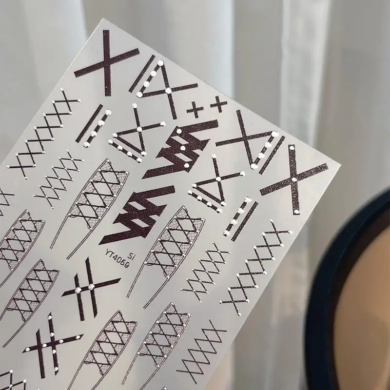 デカール マニキュア ホットガール ユニーク チャーム 5D シンプル ブラック ホワイト シャイニー ゴールド リベット X バンド タイ 粘着 ネイルアート ステッカー