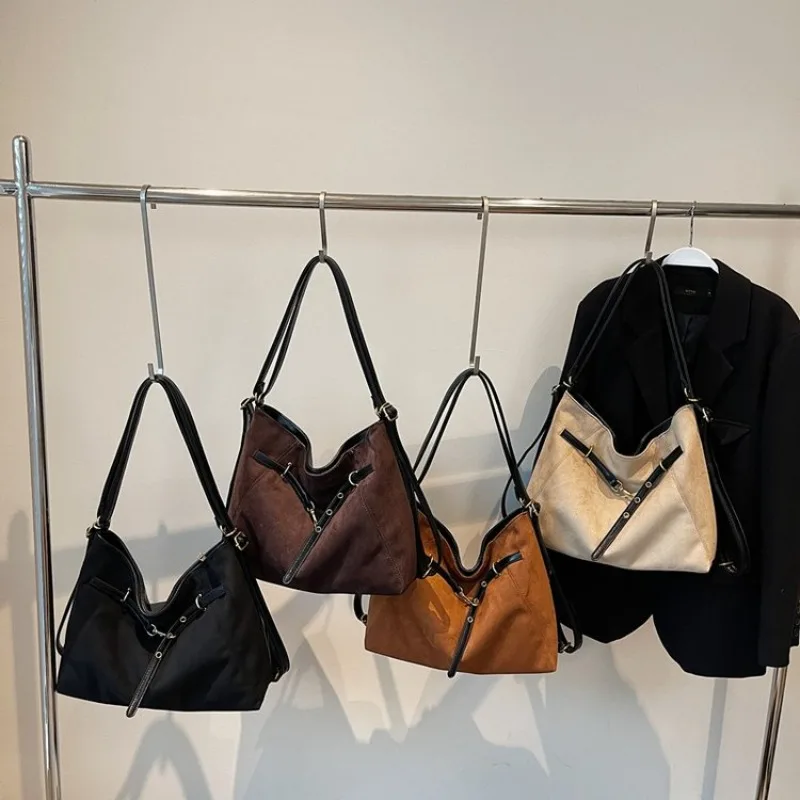 文字ロゴ入りのファッショナブルなレトロトートバッグ。単色で、ユニークで広々としたおむつバッグとしても使えます。