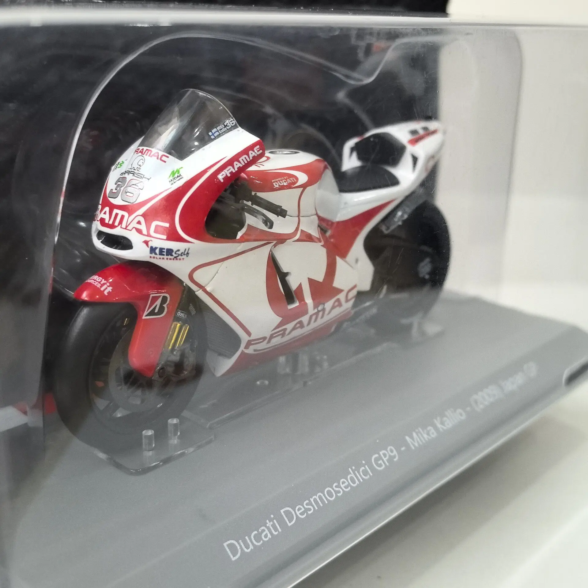 Diecast IXO 1/18 Scale GP9 2009 #36 J5 Alloy Car Model view 5