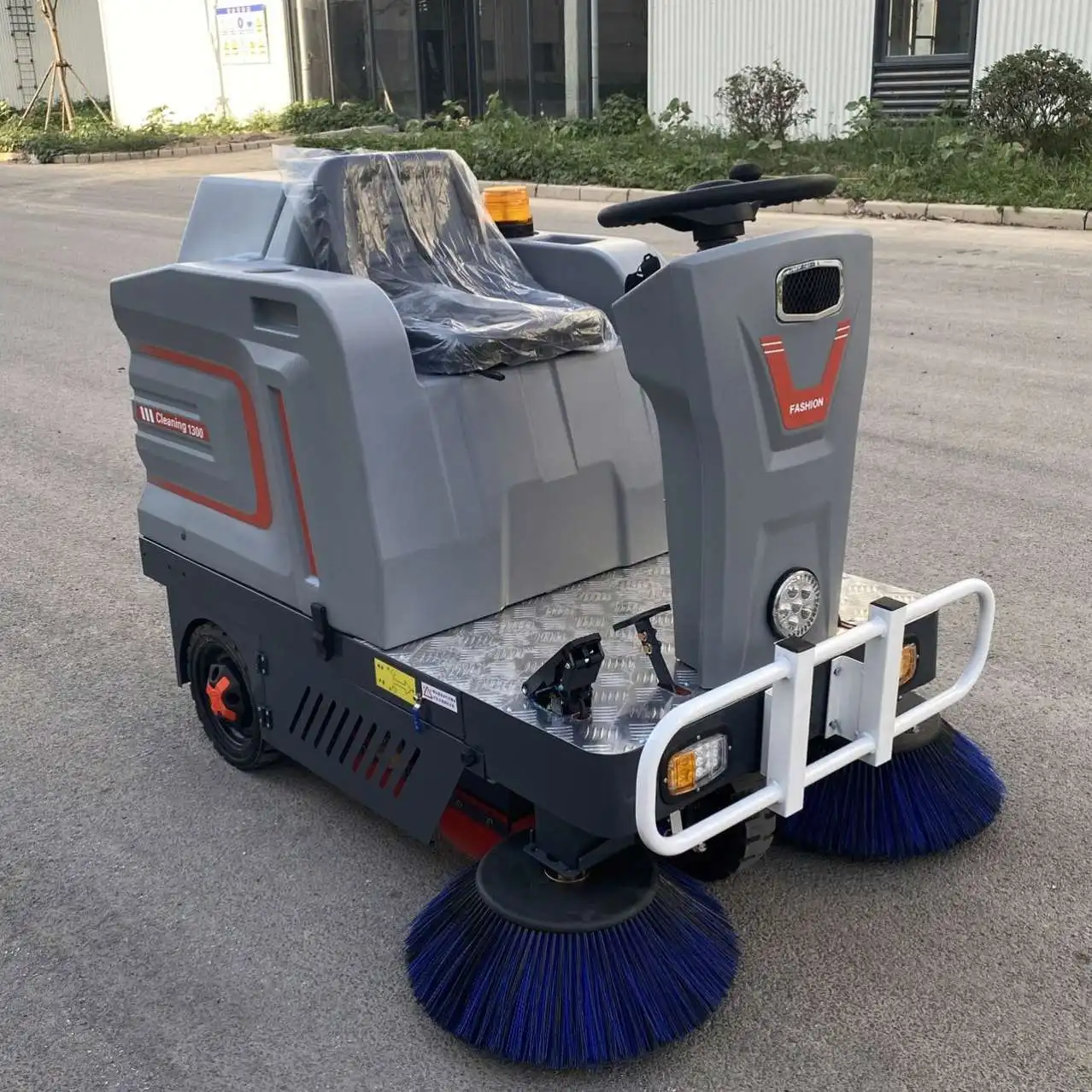 China Machine Vacuum Street Sweeping Equipment Road Sweeper