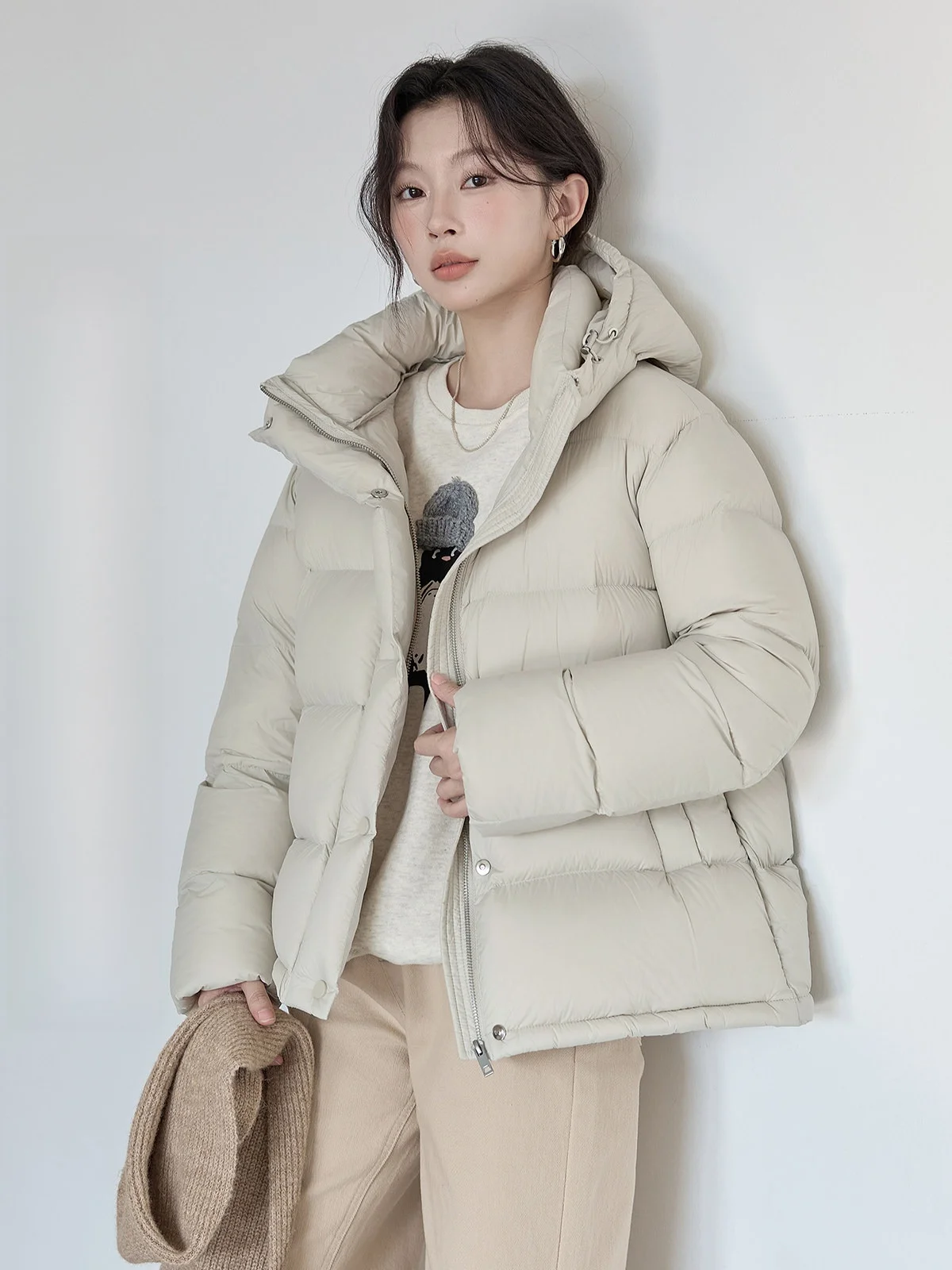 

Женская пуховая куртка HuiXi с капюшоном, новая коллекция Зима 2025, модная универсальная теплая верхняя одежда из белого утиного пуха, цвет абрикосовый