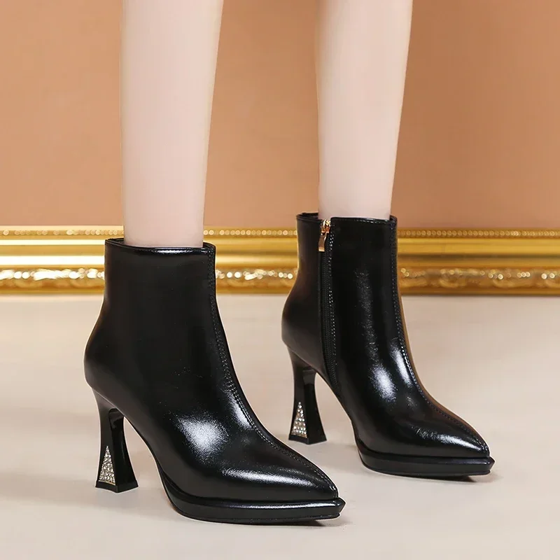 

Европейские и американские остроносые женские сапоги на высоком каблуке 2024 толстая подошва Стразы универсальные короткие женские модные сапоги