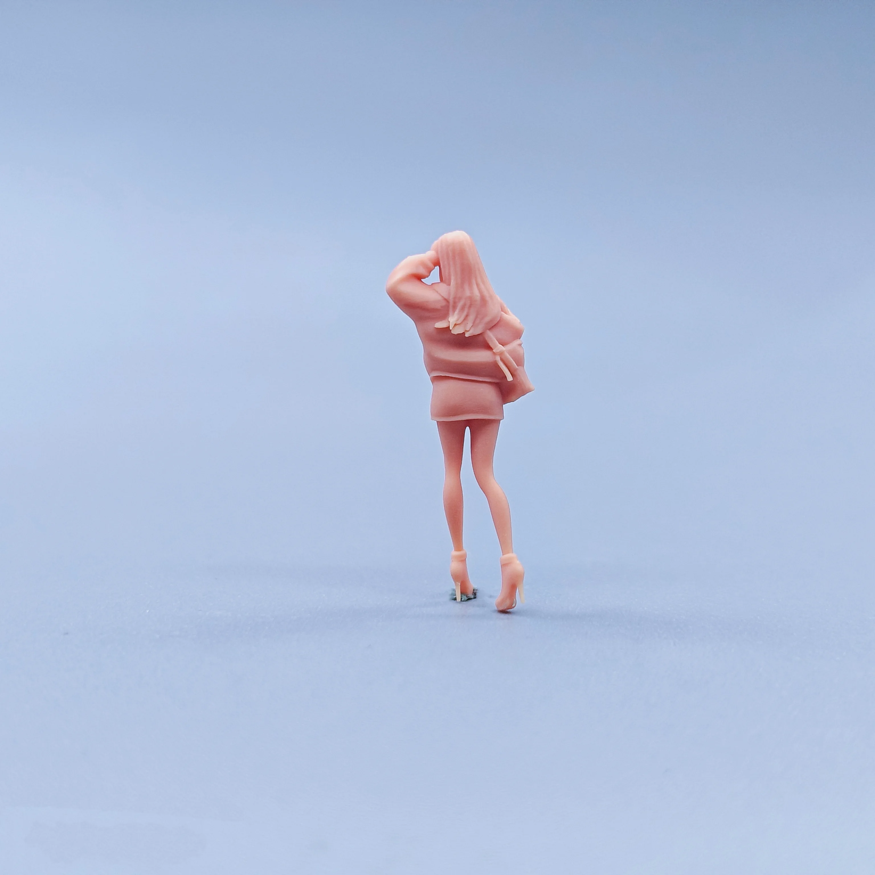 1/64 1/43 Figurine Modello in scala Ragazza in resina con capelli stuzzicanti e postura ambulante Miniature non colorate Diorama dipinto a mano C525