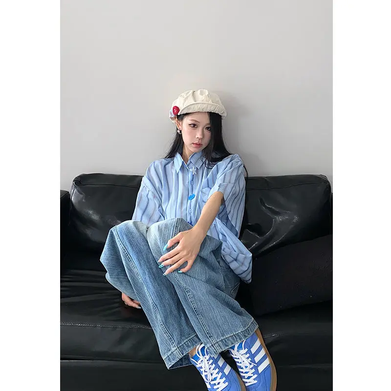 Camicetta estiva da donna a maniche corte con camicia a righe blu