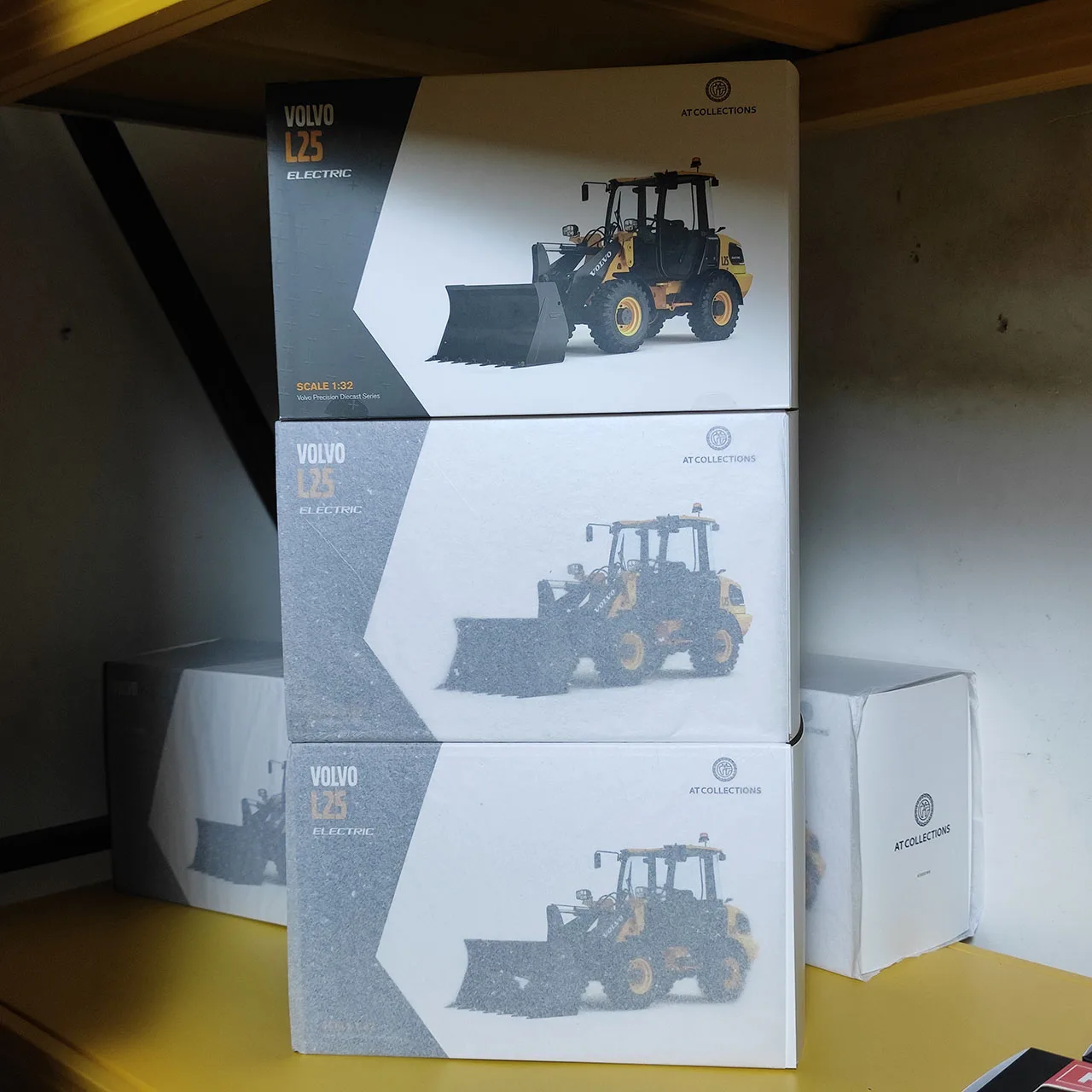 

Diecast 1:32 Scale VOLVO L25 Engineering Vehicle Forklift Alloy Car Model Collectible Toy Gift Souvenir Display Ornament