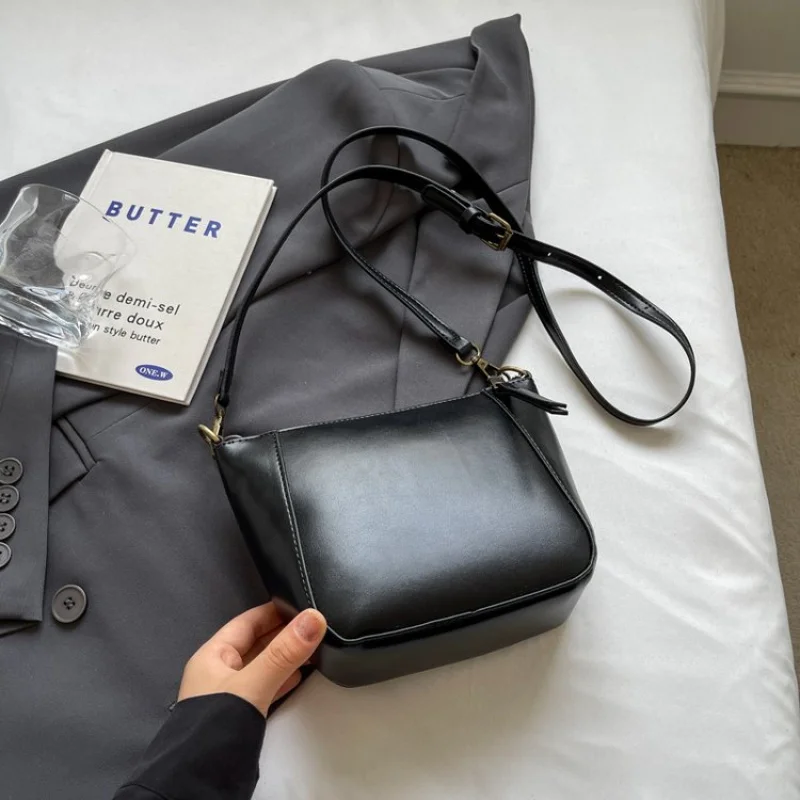 

Top-Tier Women's Messenger Bag Made Of Stripe-Jaguar Leather Boasting Trendy Paris Neat Spacious Daily Look​