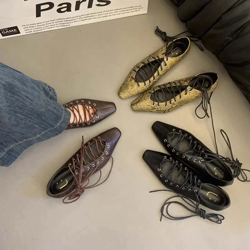 

Модная повседневная женская обувь во французском стиле, новинка 2025 года, универсальные неглубокие винтажные маленькие кожаные туфли в британском стиле с перекрестным ремешком