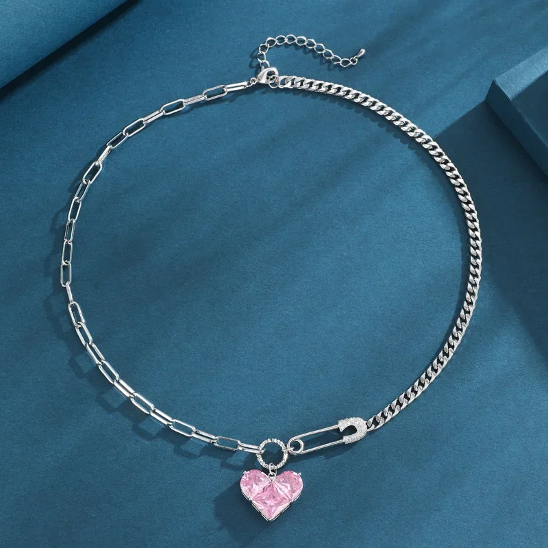 

A new fashionable and trendy necklace is for women, and a heart-shaped paperclip and collarbone chain are for ladies