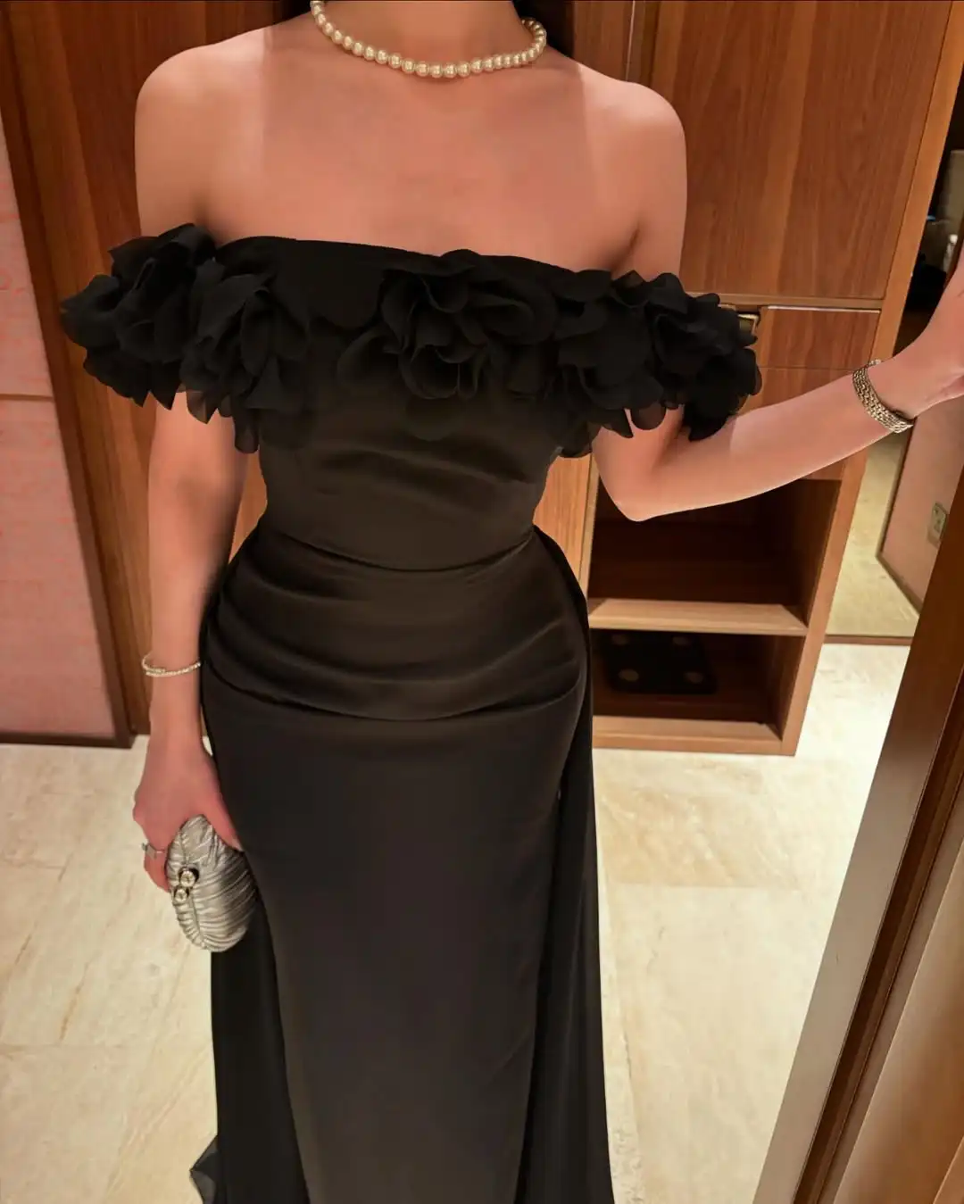 

Lovestory Black Sleeveless Prom Dresses Vestidos De Fiesta Elegantes Strapless Pleated Flowers Evening Dresses Party Dresses