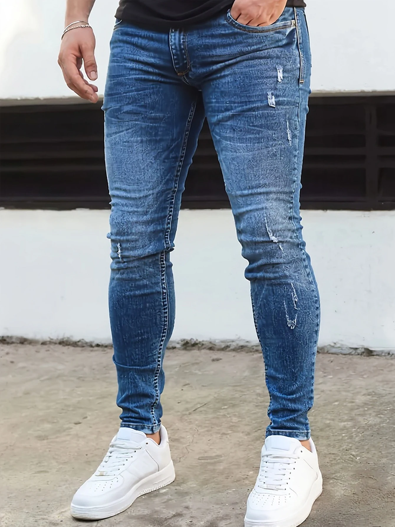 

Мужские синие потертые джинсы с выцветшими деталями, контур тела, легко создают модный уличный стиль.